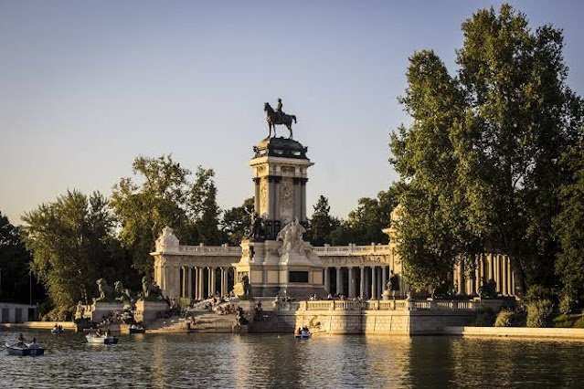Crystal Palace in Retiro Park reflecting on the pond