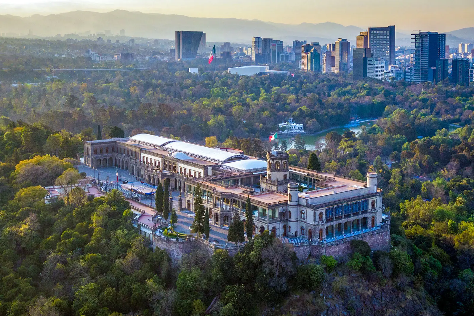 https://upload.wikimedia.org/wikipedia/commons/d/d2/Chapultepec_Castle_Mexico_City.webp