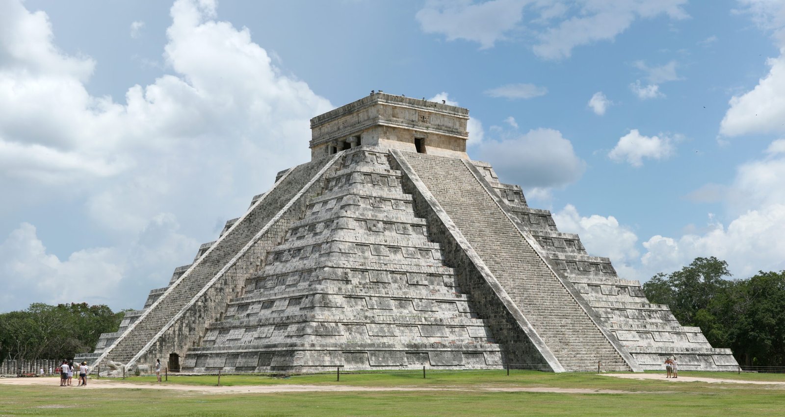 https://upload.wikimedia.org/wikipedia/commons/5/51/Chichen_Itza_3.jpg