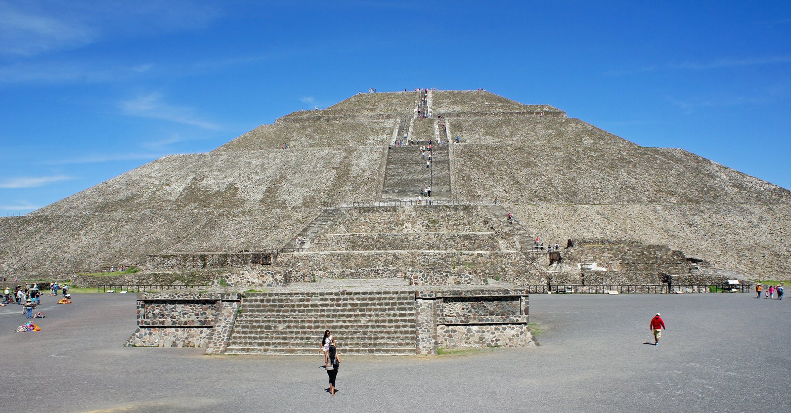 https://upload.wikimedia.org/wikipedia/commons/2/22/Sun_Pyramid_05_2015_Teotihuacan_3304.JPG