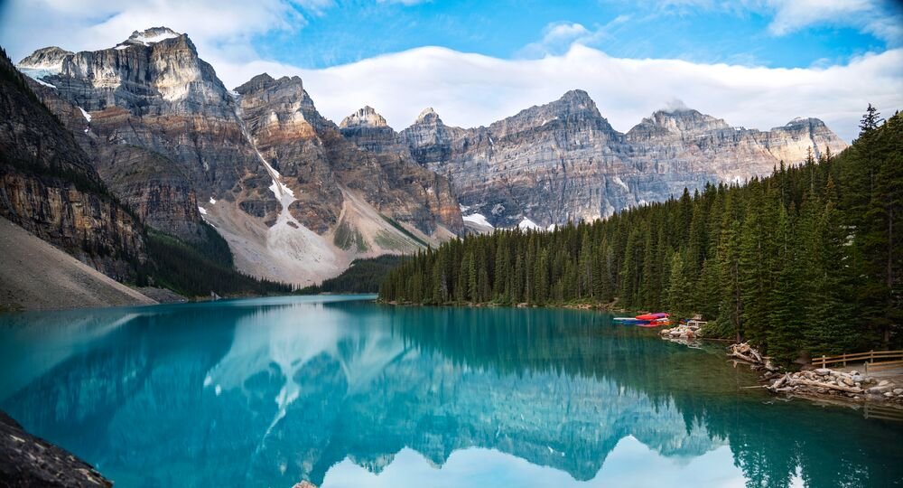 https://banfflakelouise.bynder.com/m/3d04f19979f432ec/1000x540_jpg-2022_MoraineLake_TravelAlberta_RothandRamberg-3.jpg