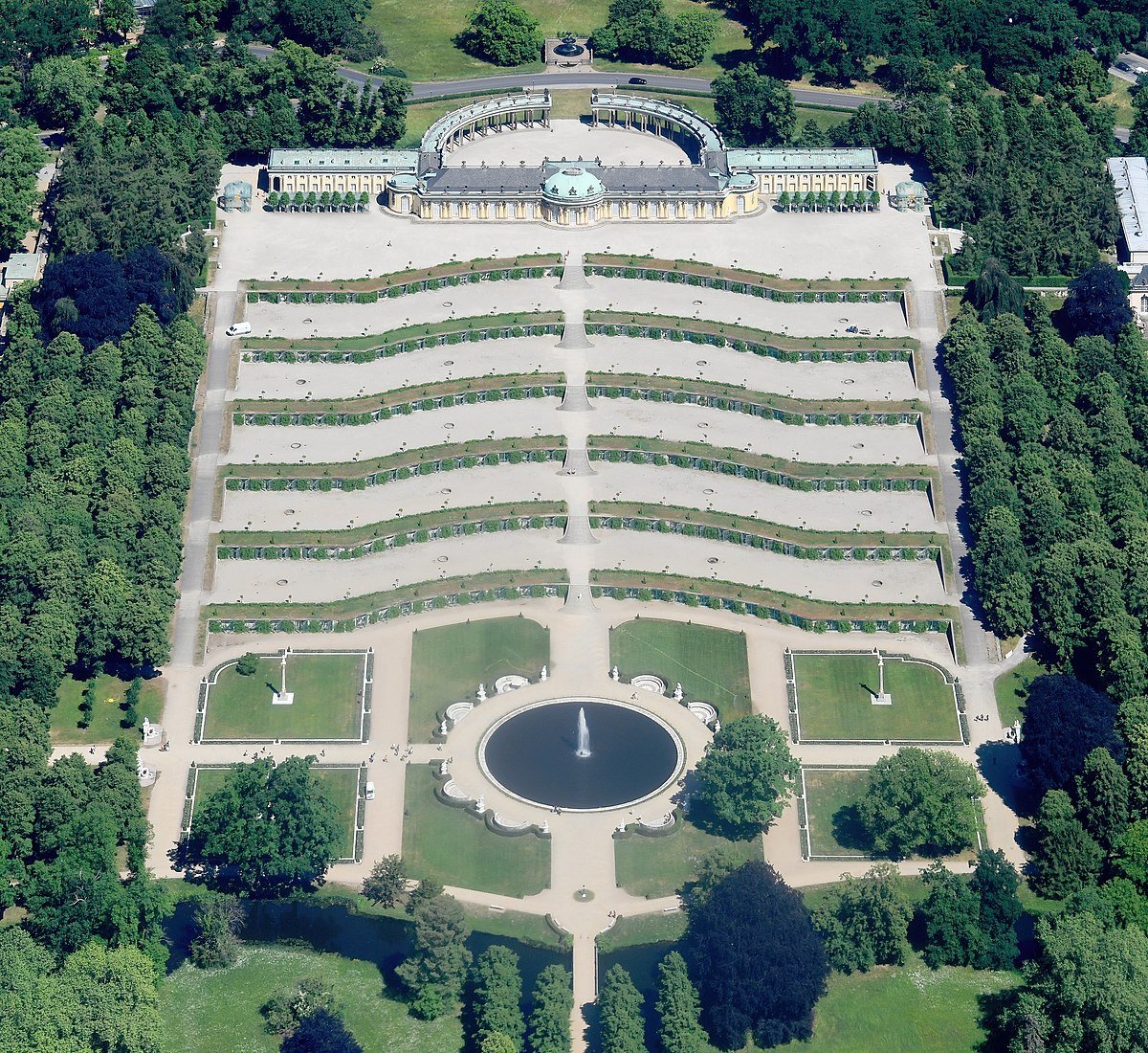 https://upload.wikimedia.org/wikipedia/commons/thumb/f/f1/Aerial_image_of_the_Sanssouci_Palace_%28view_from_the_south%29.jpg/1200px-Aerial_image_of_the_Sanssouci_Palace_%28view_from_the_south%29.jpg