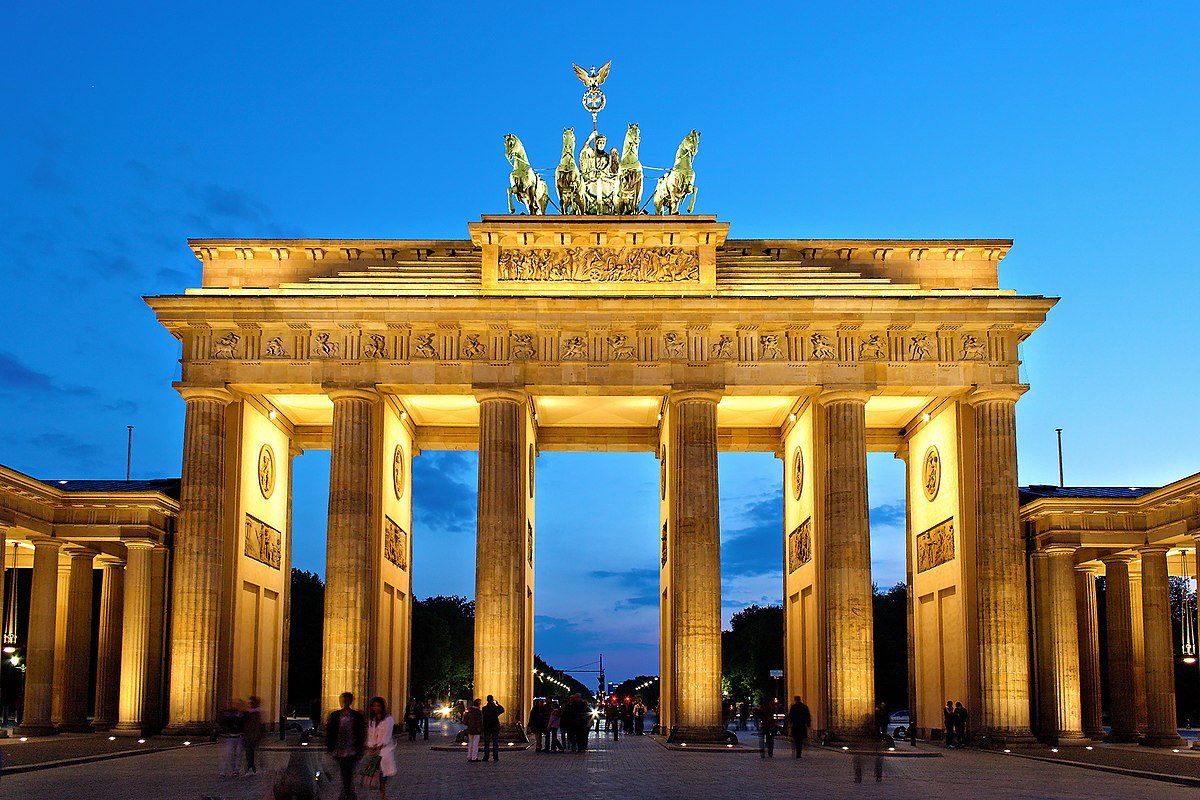https://upload.wikimedia.org/wikipedia/commons/thumb/a/a6/Brandenburger_Tor_abends.jpg/1200px-Brandenburger_Tor_abends.jpg