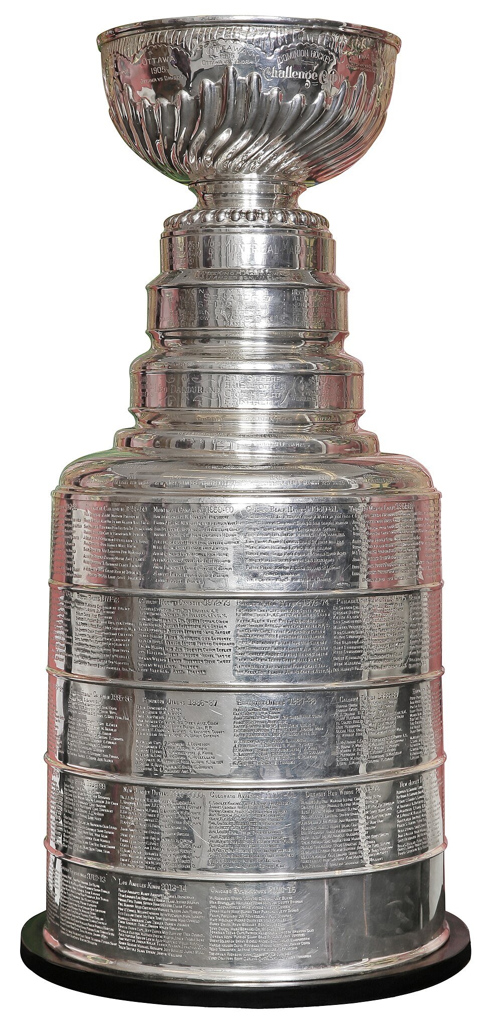 https://upload.wikimedia.org/wikipedia/commons/thumb/4/47/Stanley_Cup%2C_2015.jpg/960px-Stanley_Cup%2C_2015.jpg