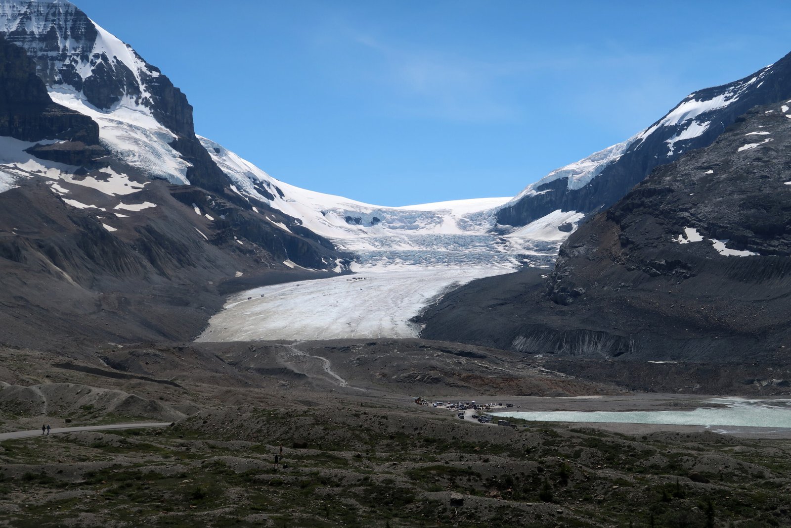 https://upload.wikimedia.org/wikipedia/commons/4/46/Athabasca_Glacier_in_Canada_2018.jpg