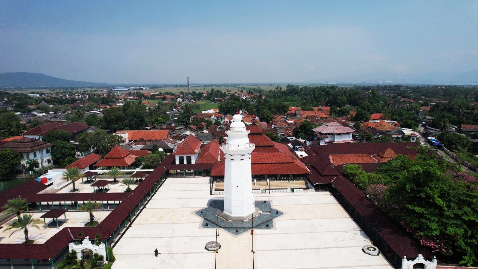 https://upload.wikimedia.org/wikipedia/commons/a/a4/Banten_Masjid_Agung_Banten.jpg