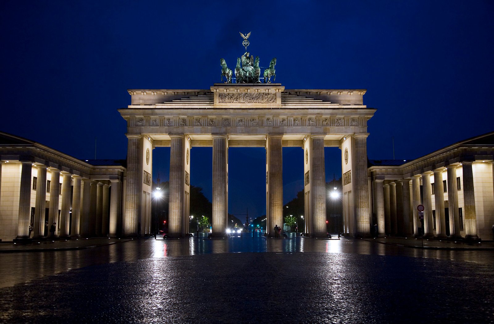 https://upload.wikimedia.org/wikipedia/commons/1/17/Berlin-_Brandenburg_gate_%28Brandenburg_Tor%29_at_night_-_3942.jpg