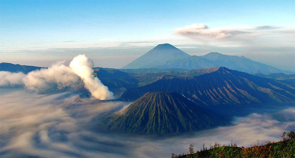 https://upload.wikimedia.org/wikipedia/commons/8/8e/Bromo-Semeru-Batok-Widodaren.jpg