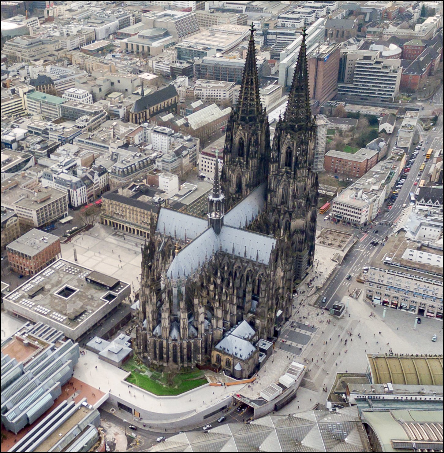 https://upload.wikimedia.org/wikipedia/commons/6/68/Cologne-Cathedral-aerial-east.jpg