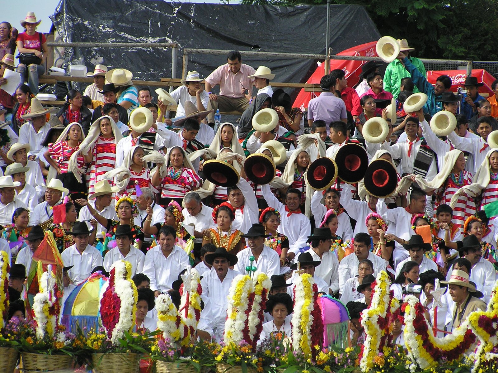 https://upload.wikimedia.org/wikipedia/commons/b/b9/Guelaguetza01.JPG