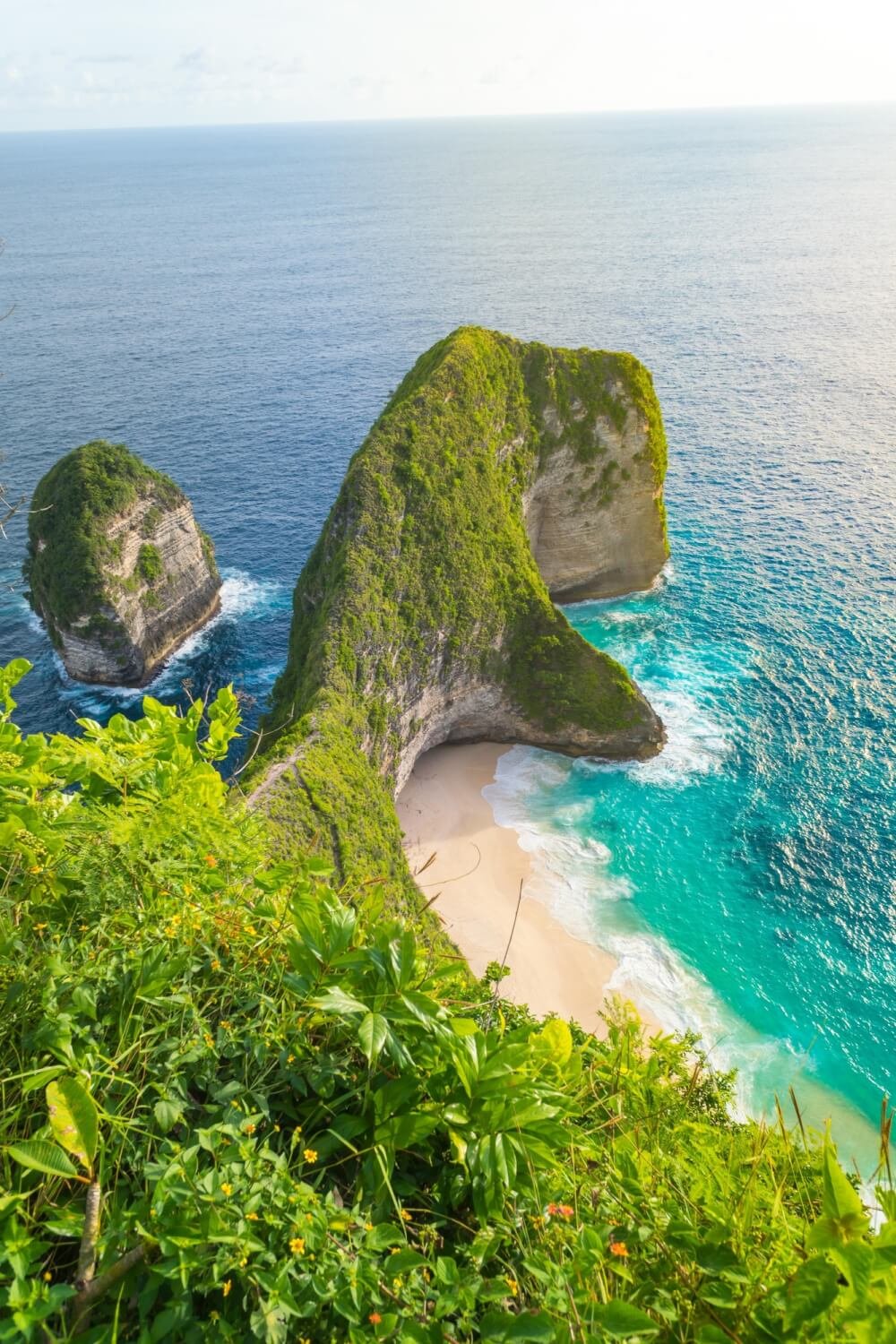 https://happytowander.com/wp-content/uploads/Nusa-Penida-Indonesia.jpg