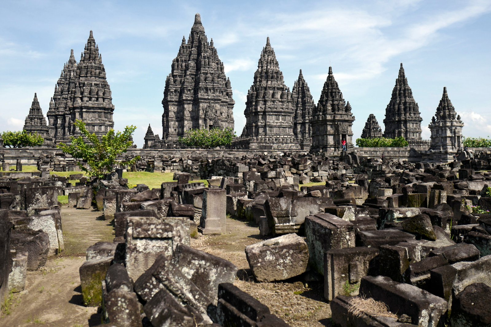 https://upload.wikimedia.org/wikipedia/commons/0/0b/Prambanan_Temple_Yogyakarta_Indonesia.jpg