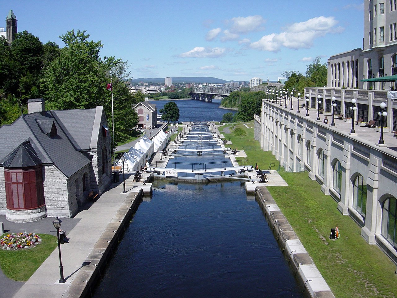 https://upload.wikimedia.org/wikipedia/commons/d/d6/Rideau_Canal.jpg