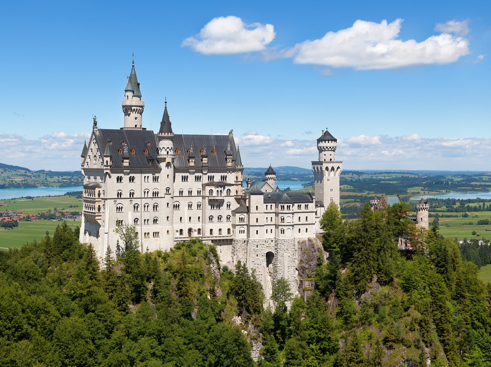 https://upload.wikimedia.org/wikipedia/commons/f/f8/Schloss_Neuschwanstein_2013.jpg