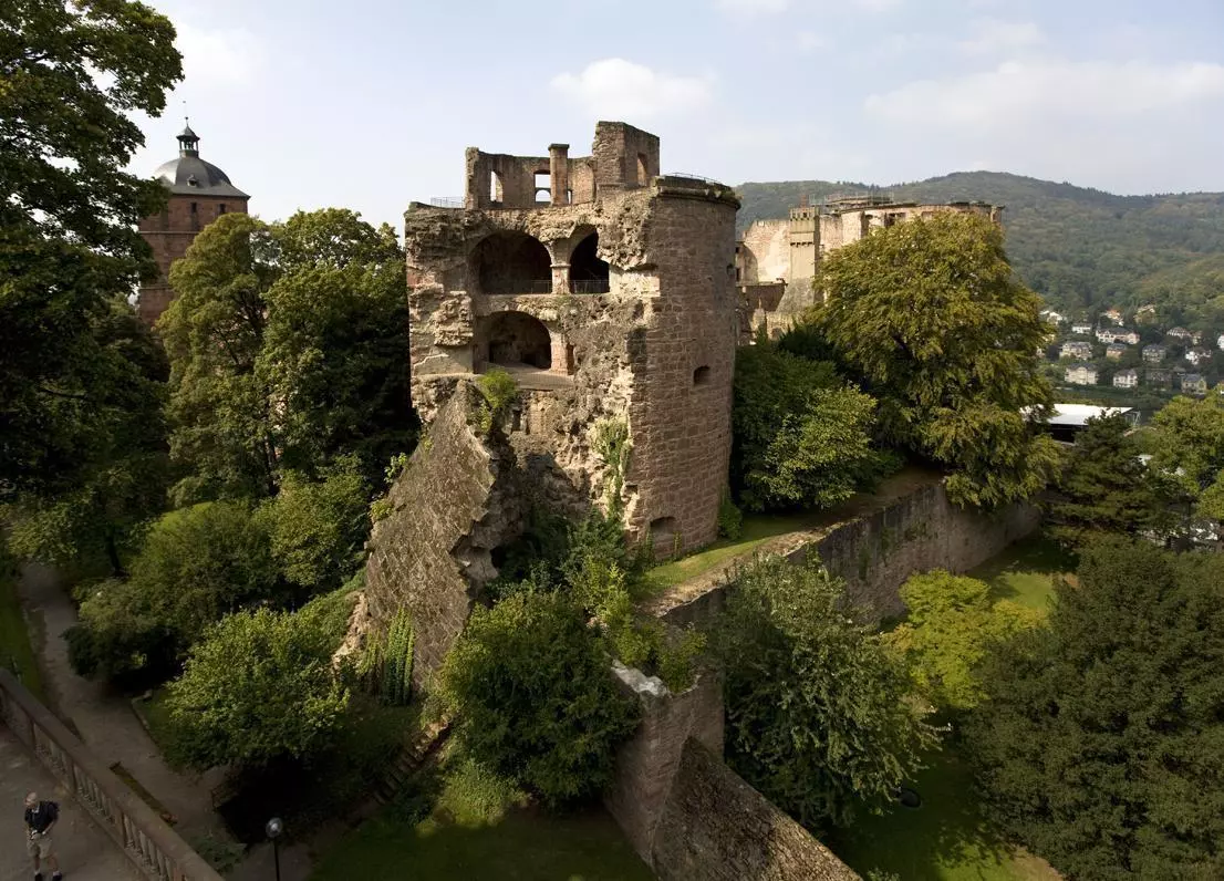 https://www.schloss-heidelberg.de/fileadmin/_processed_/0/3/csm_17_heidelberg_aussen_1496_2012_gesprengter-turm_foto-ssg-achim-mende_crop1106x796_608ab9ec6c.webp